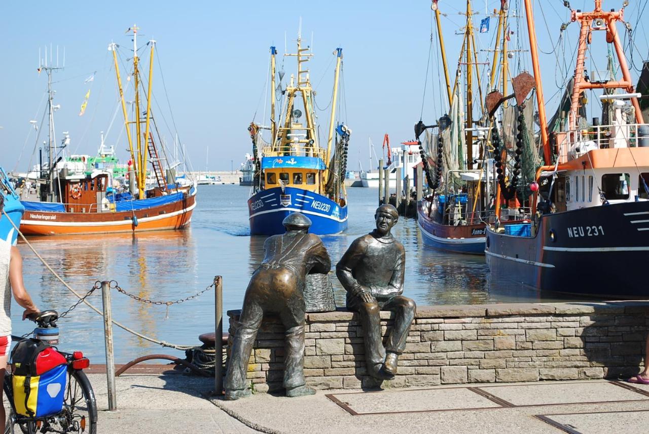 Hotel Peters Neuharlingersiel Bagian luar foto