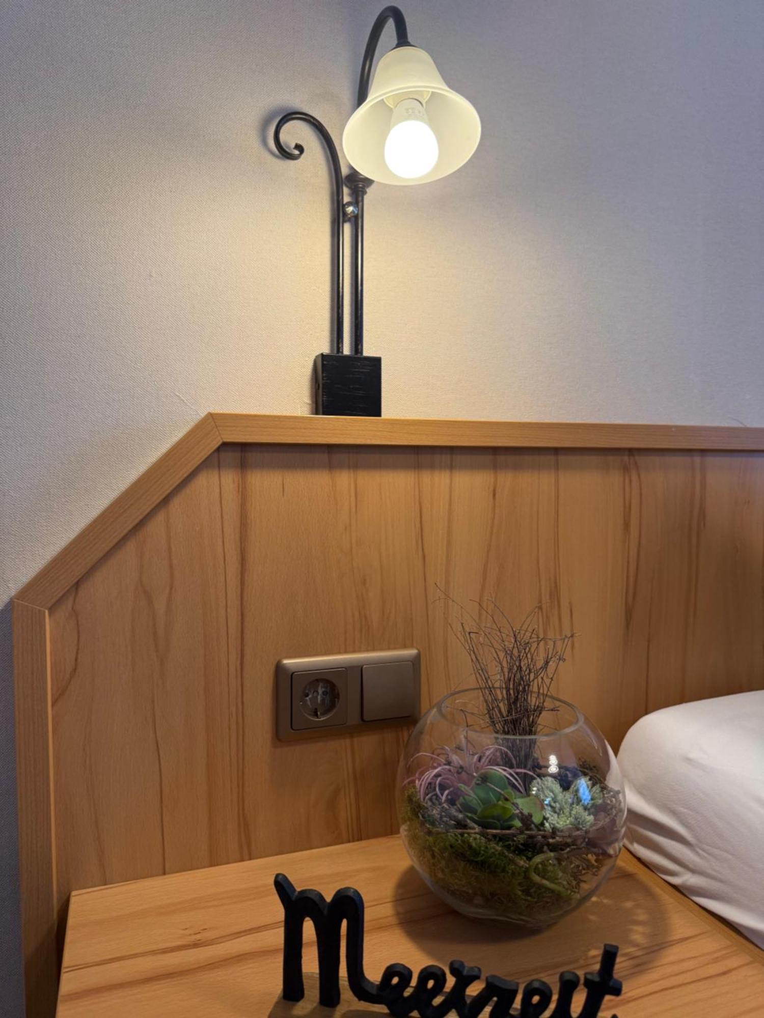 Hotel Peters Neuharlingersiel Bagian luar foto